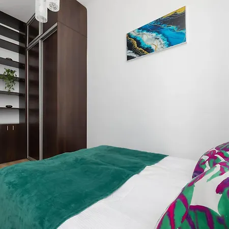 With Two Bedrooms Near The Metro In By Renters *