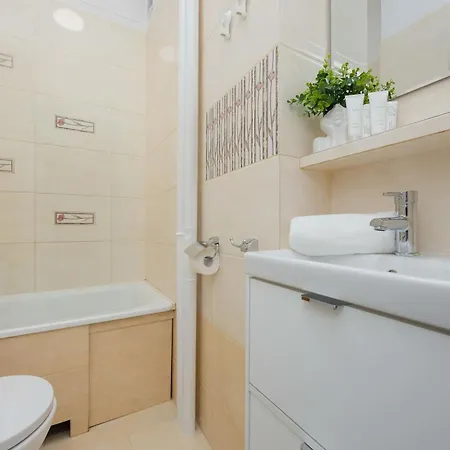 Апартаменты With Two Bedrooms Near The Metro In By Renters Варшава